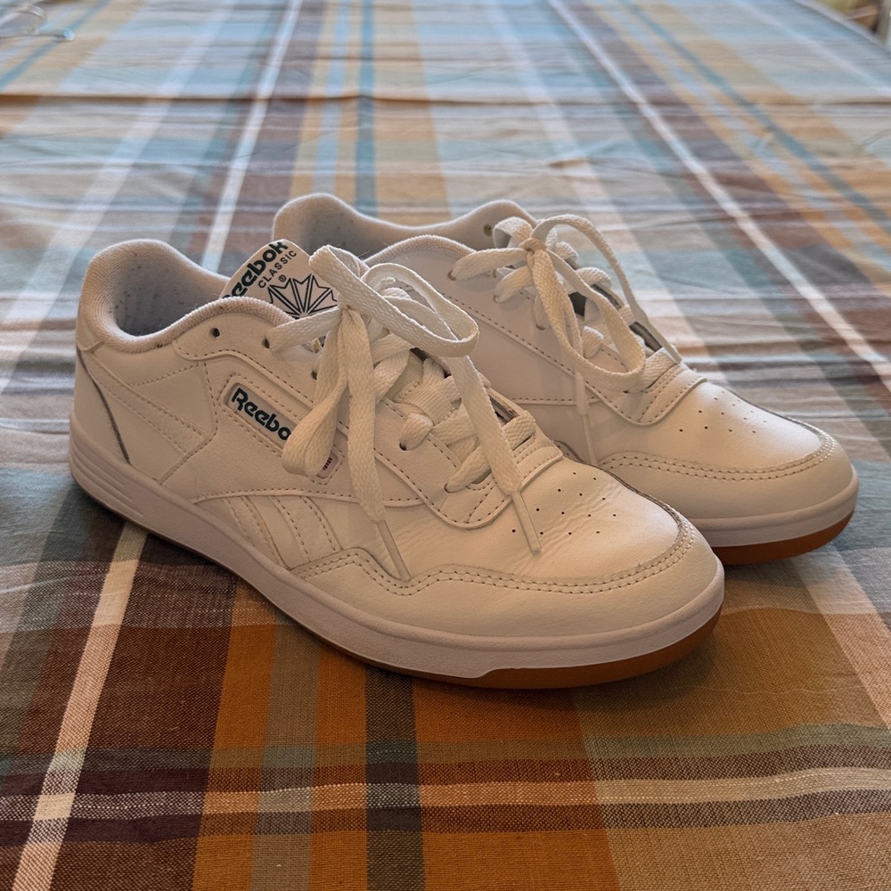 Women’s size 8 white Reebok classics